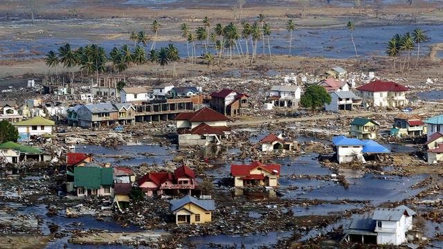 Une vue aérienne montre les dégâts dans la ville de Banda Aceh, en Indonésie, touchée par le tsunami, le 20 janvier 2005. [KEYSTONE - WEDA]