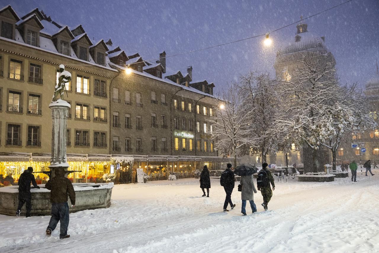 Berne est recouverte d'un joli manteau neigeux. [KEYSTONE - PETER KLAUNZER]