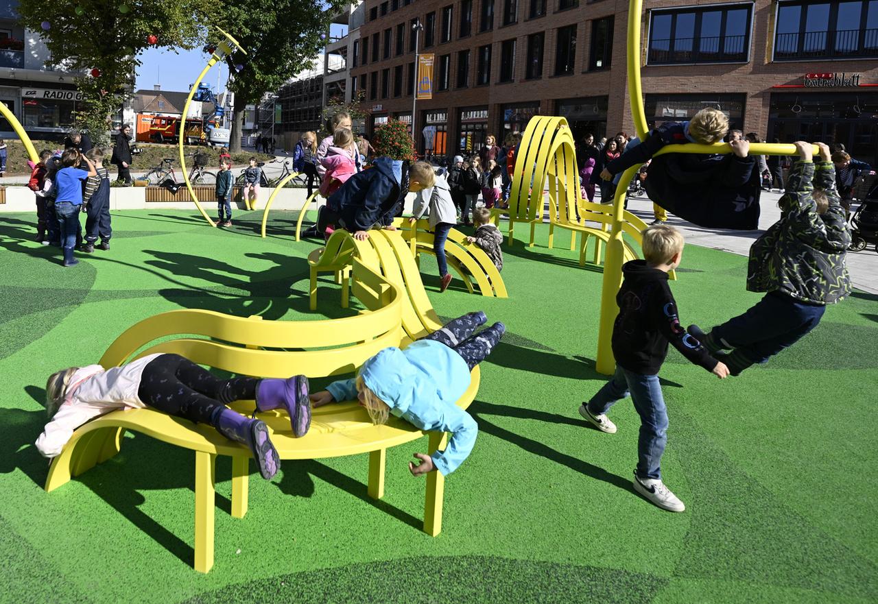 Des enfants dans une place de jeux. [KEYSTONE - ROBERTO PFEIL]