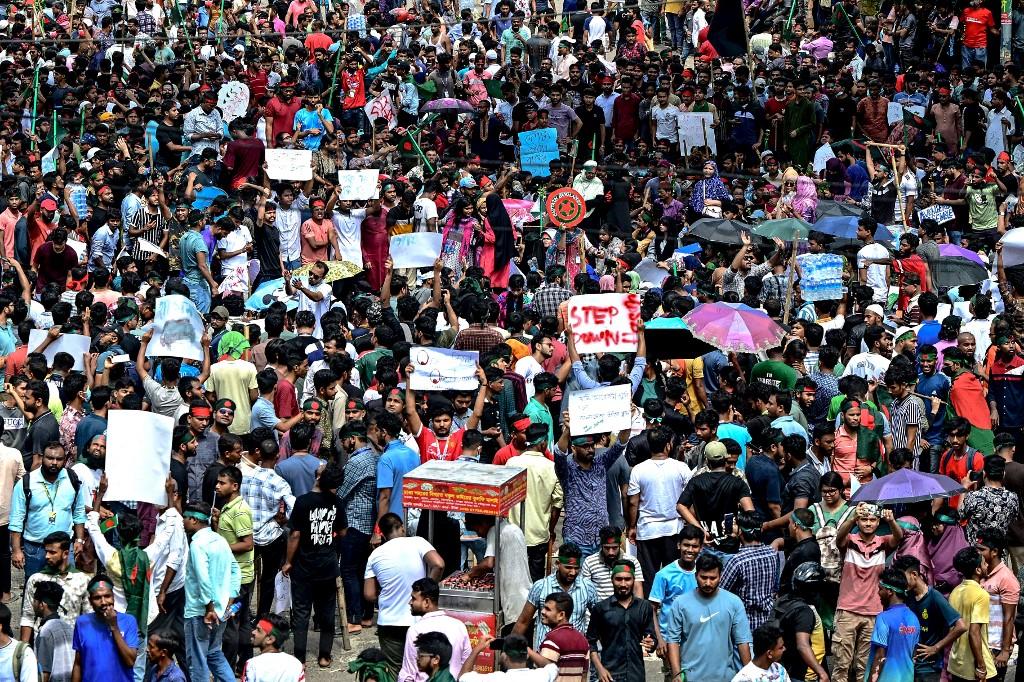 Des manifestants bloquent le carrefour Shahbag lors d'une manifestation à Dacca contre le gouvernement bangladais. [AFP - MUNIR UZ ZAMAN]