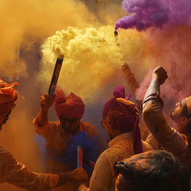 Des personnes d'Inde dansent avec des couleurs pour célébrer le festival hindou du printemps Holi. [Keystone/AP Photo - Mahesh Kumar A.]