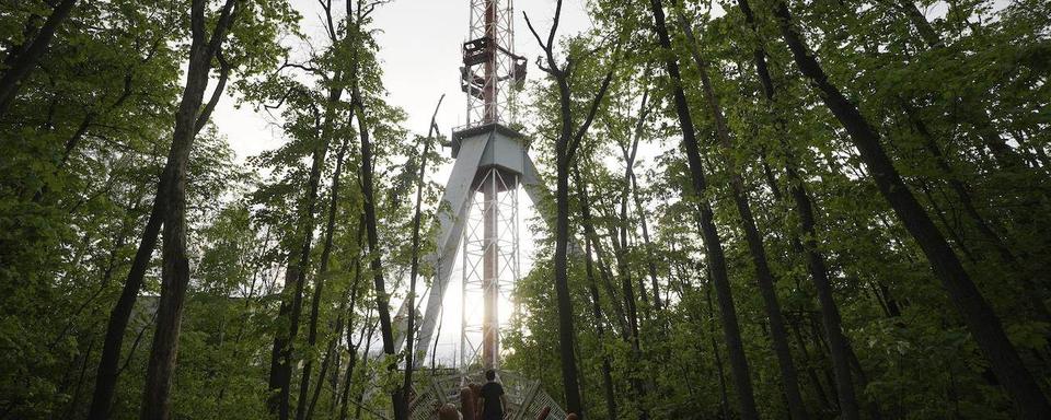 Une frappe russe a détruit lundi la tour de télévision de Kharkiv, la deuxième ville d'Ukraine. [Keystone]