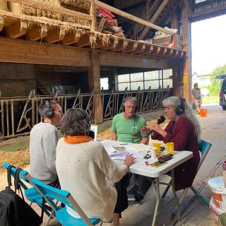 Anouk Hutmacher et Marc Piccand à la ferme au Jordil , St-Martin - 23.07.24 [RTS]