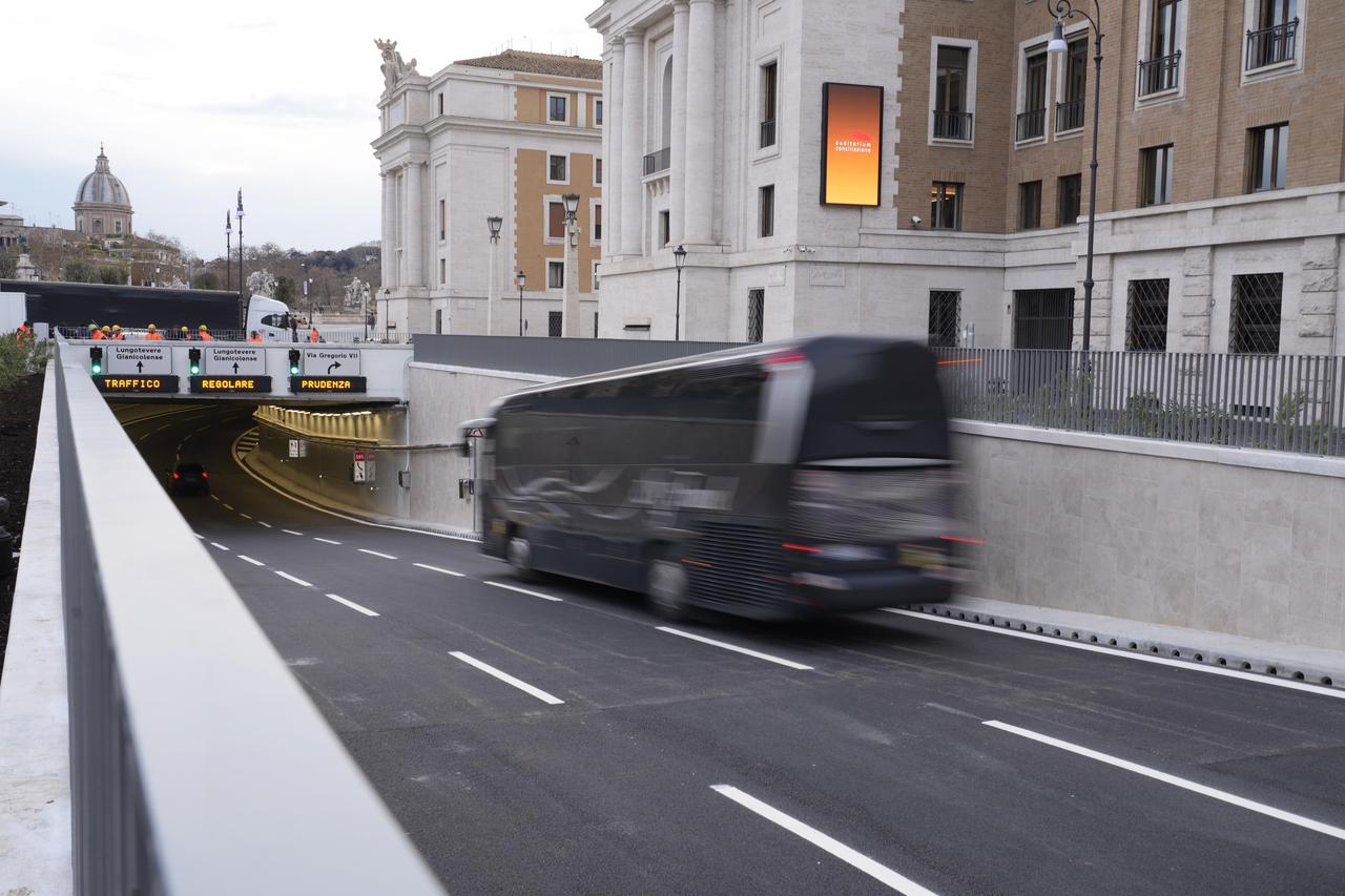 Pour se préparer au Jubilé de l'Eglise catholique, Rome a inauguré un tunnel près du château Saint-Ange, à deux pas du Vatican. [KEYSTONE - GREGORIO BORGIA]