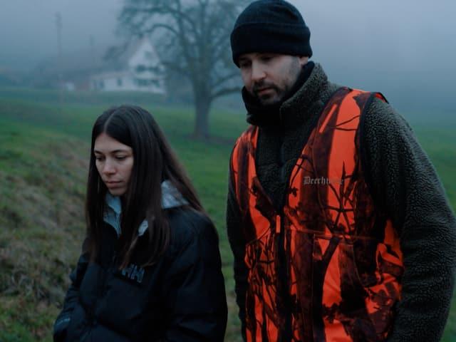 Alice retrouve son ami Dennis à la chasse. [SRF]