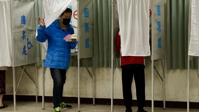 Des Taiwanais votent pour l'élection présidentielle du 13 janvier 2024. [Keystone - Ritchie B. Tongo]
