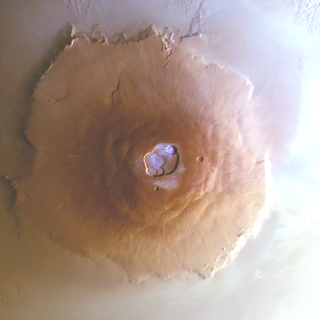 Image grand angle du volcan martien Olympus Mons capturée au petit matin par une caméra stéréo à haute résolution. [nature.com - ESA / DLR / FU Berlin / CC-BY-SA 3.0 IGO]