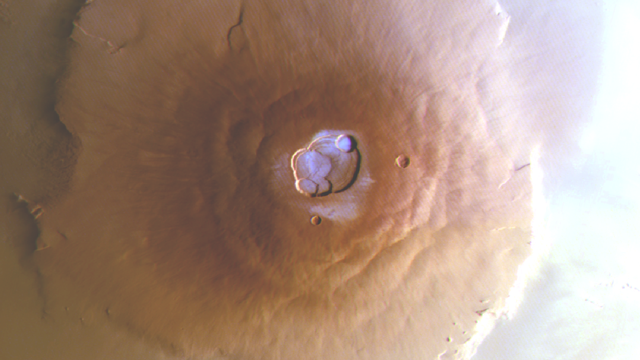 Image grand angle du volcan martien Olympus Mons capturée au petit matin par une caméra stéréo à haute résolution. [nature.com - ESA / DLR / FU Berlin / CC-BY-SA 3.0 IGO]