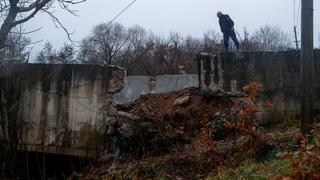 Un officier de police patrouille près du canal endommagé dans le nord du Kosovo fournissant de l'eau à deux centrales électriques au charbon qui génèrent presque toute l'électricité du pays, à Varage, près de Zubin Potok, au Kosovo le 30 novembre 2024. [Reuters - Valdrin Xhemaj]