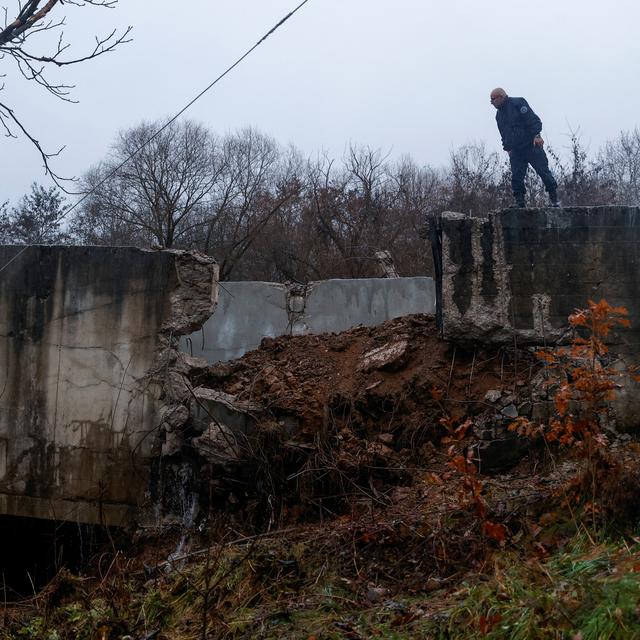 Un officier de police patrouille près du canal endommagé dans le nord du Kosovo fournissant de l'eau à deux centrales électriques au charbon qui génèrent presque toute l'électricité du pays, à Varage, près de Zubin Potok, au Kosovo le 30 novembre 2024. [Reuters - Valdrin Xhemaj]