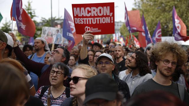 Manifestations suivies dans toute la France "contre Emmanuel Macron" et le choix de son nouveau Premier ministre [EPA/KEYSTONE - YOAN VALAT]