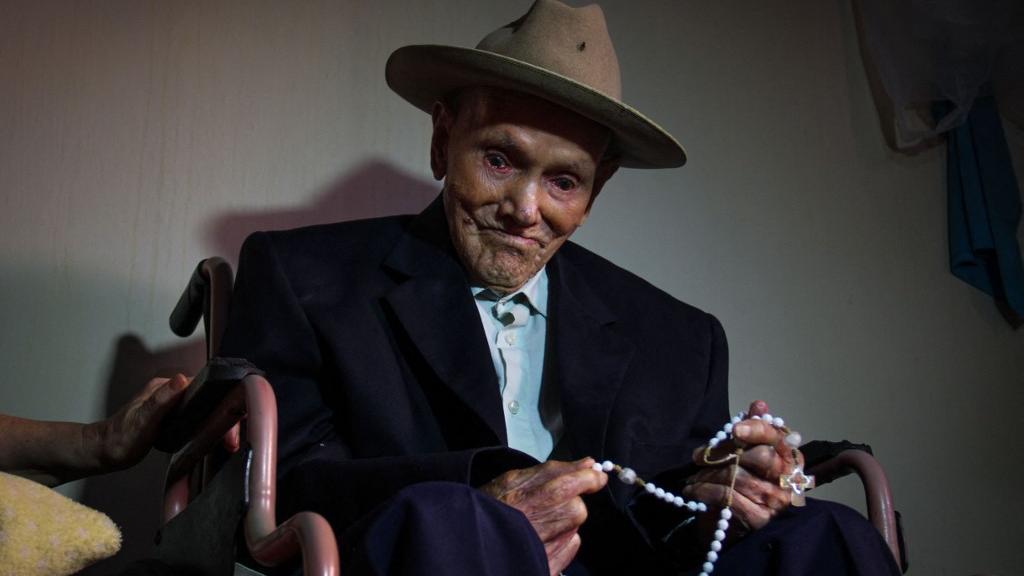 Juan Vicente Mora en janvier 2022, lors de la reconnaissance par le Guinness de son statut de plus vieil homme de la Terre. Il avait passé 112 ans. [AFP - Jorge Mantilla/NurPhoto]