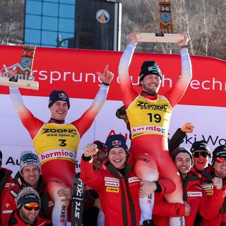 Franjo von Allmen et Alexis Monney célèbrent leur place sur le podium. [Keystone - EPA/Solero/Bisi]