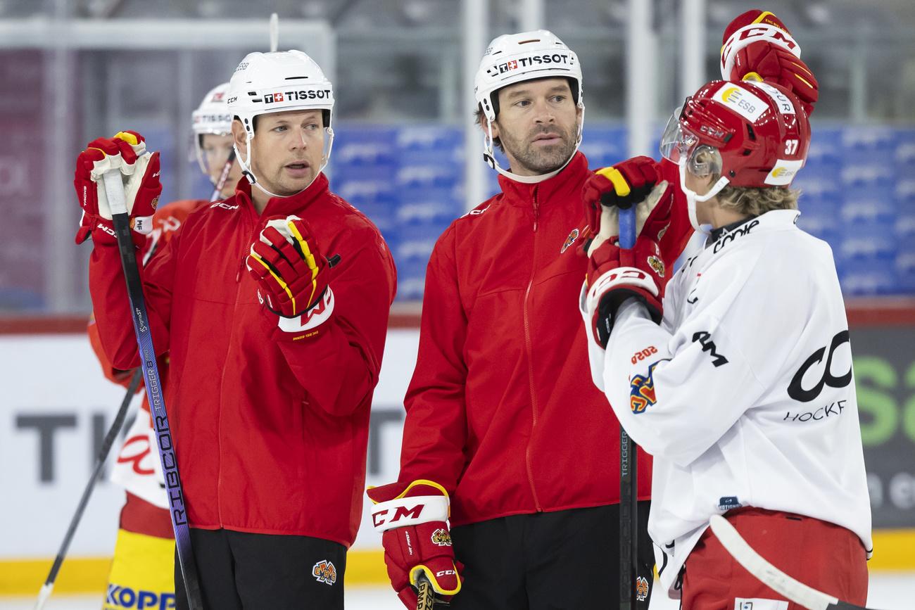 Martin Filander (à gauche) sera notamment assisté par Beat Forster (au centre) derrière le banc biennois. [KEYSTONE - PETER KLAUNZER]