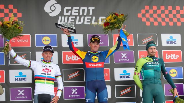 Mads Pedersen (au centre) a devancé le champion du monde Mathieu van der Poel (à gauche). [KEYSTONE - OLIVIER MATTHYS]