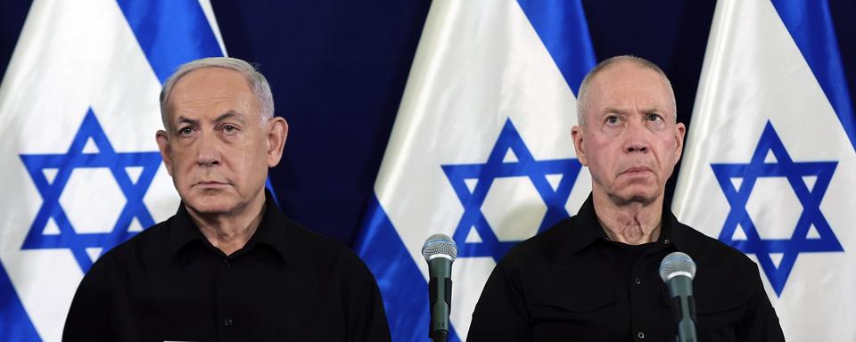 Benjamin Netanyahu et le ministre de la défense Yoav Gallant lors d'une conférence de presse à la base militaire de Kirya à Tel Aviv. [EPA/KEYSTONE - ABIR SULTAN / POOL]