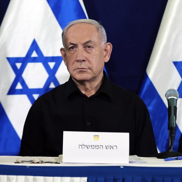 Benjamin Netanyahu et le ministre de la défense Yoav Gallant lors d'une conférence de presse à la base militaire de Kirya à Tel Aviv. [EPA/KEYSTONE - ABIR SULTAN / POOL]