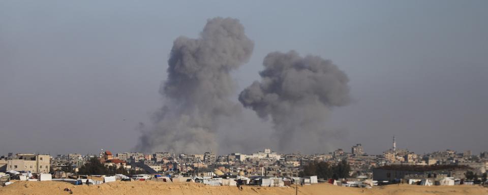 La ville de Rafah est bombardée par Israël. [Keystone - AP Photo/Ismael Abu Dayyah]