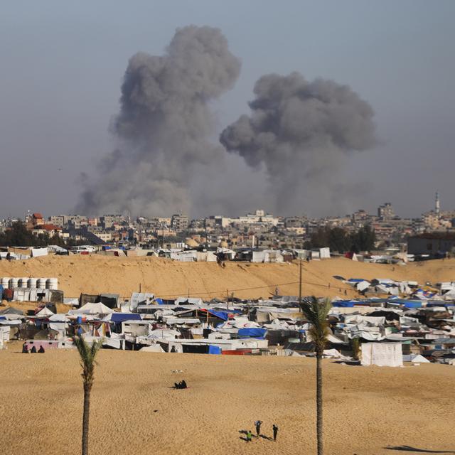 La ville de Rafah est bombardée par Israël. [Keystone - AP Photo/Ismael Abu Dayyah]