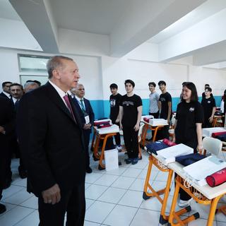 Le président turc Recep Tayyip Erdogan s'entretient avec des étudiants lors d'un événement organisé à la fin de l'année scolaire au lycée anatolien Haydarpasa à Istanbul, Turquie, le 16 juin 2023. [AFP - Mustafa Kamaci / Anadolu Agency]