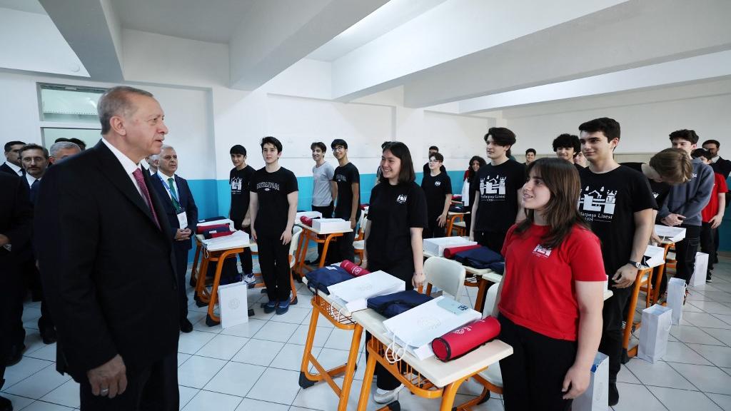 Le président turc Recep Tayyip Erdogan s'entretient avec des étudiants lors d'un événement organisé à la fin de l'année scolaire au lycée anatolien Haydarpasa à Istanbul, Turquie, le 16 juin 2023. [AFP - Mustafa Kamaci / Anadolu Agency]