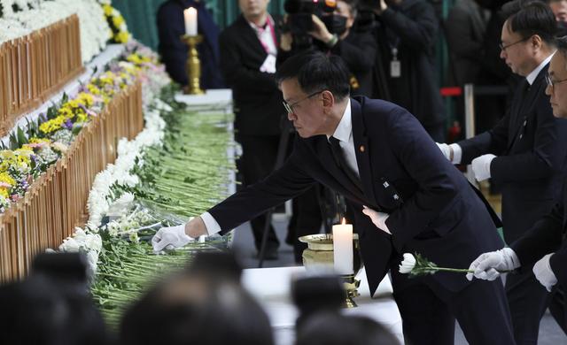 Le président intérimaire Choi Sang-mok s'est rendu à Muan lors de la cérémonie d'hommages aux victimes. [KEYSTONE - HAN MYUNG-GU]