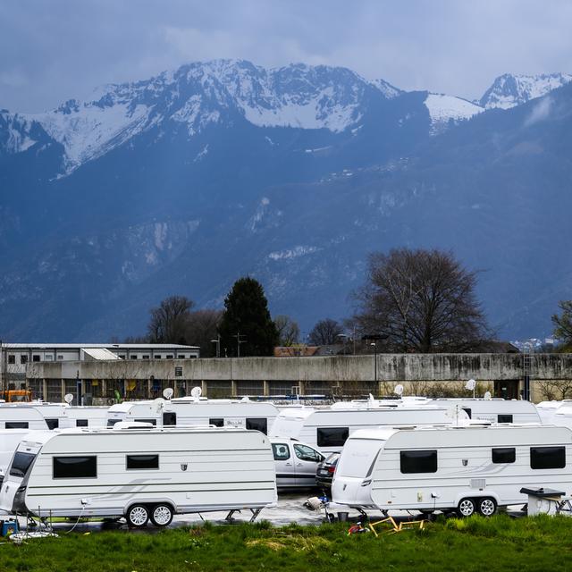 Une vue de l'aire d'accueil des gens du voyage avec des caravanes le vendredi 31 mars 2023 à Rennaz. [Keystone - Jean-Christophe Bott]