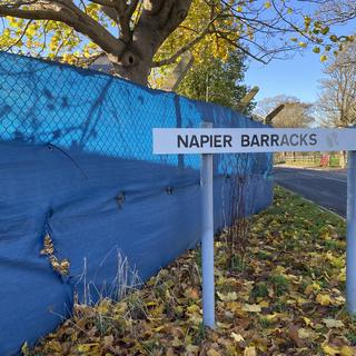 "Napier Barracks" est une ancienne caserne militaire transformée en centre pour requérants d’asile et basée à Folkestone. [RTS - Salomé Laurent]