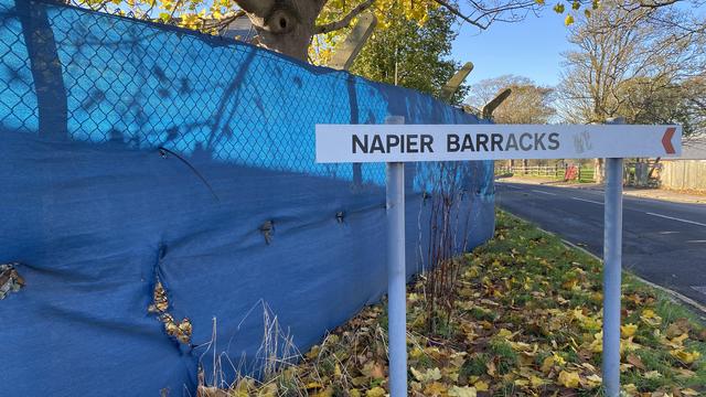 "Napier Barracks" est une ancienne caserne militaire transformée en centre pour requérants d’asile et basée à Folkestone. [RTS - Salomé Laurent]