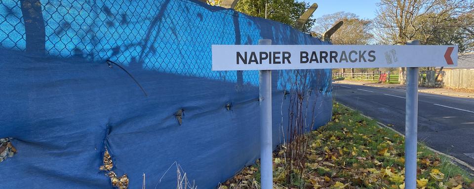 "Napier Barracks" est une ancienne caserne militaire transformée en centre pour requérants d’asile et basée à Folkestone. [RTS - Salomé Laurent]