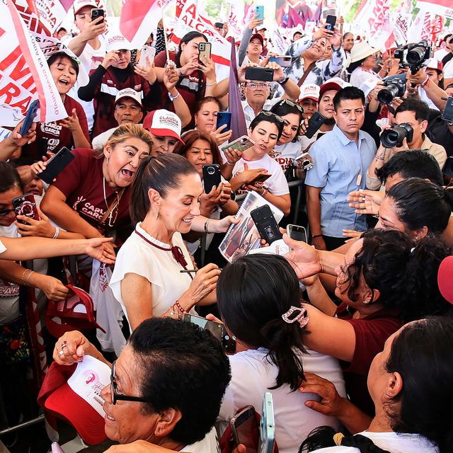 La candidate présidentielle du parti au pouvoir, Claudia Sheinbaum (au centre), salue ses partisans lors d'un événement politique dans la ville de Leon, dans l'État de Guanajuato, au Mexique. [KEYSTONE - LUIS RAMIREZ]