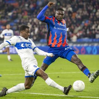 Teddy Okou (LS) à la lutte avec Jonas Adjetey (FCB). [KEYSTONE - Georgios Kefalas]