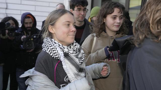 Greta Thunberg est arrivée en souriant au tribunal de Londres. [AP Photo / Keystone - Kin Cheung]