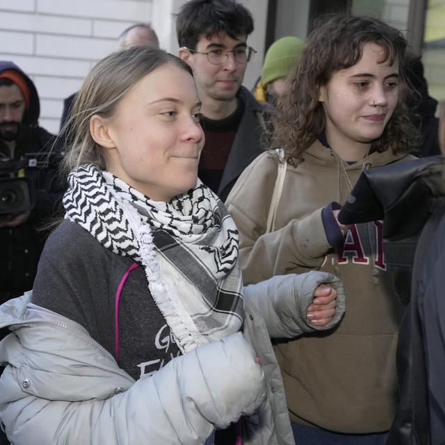 Greta Thunberg est arrivée en souriant au tribunal de Londres. [AP Photo / Keystone - Kin Cheung]