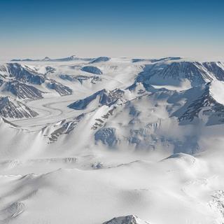 Survol du glacier Priestley, Antarctique de l'Est. [AFP - Armand Patoir / Biosphoto]