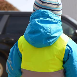 Un enfant traverse la route avec un gilet de sécurité. [Depositphotos - k.ruzickova.gmail.com.jpg]