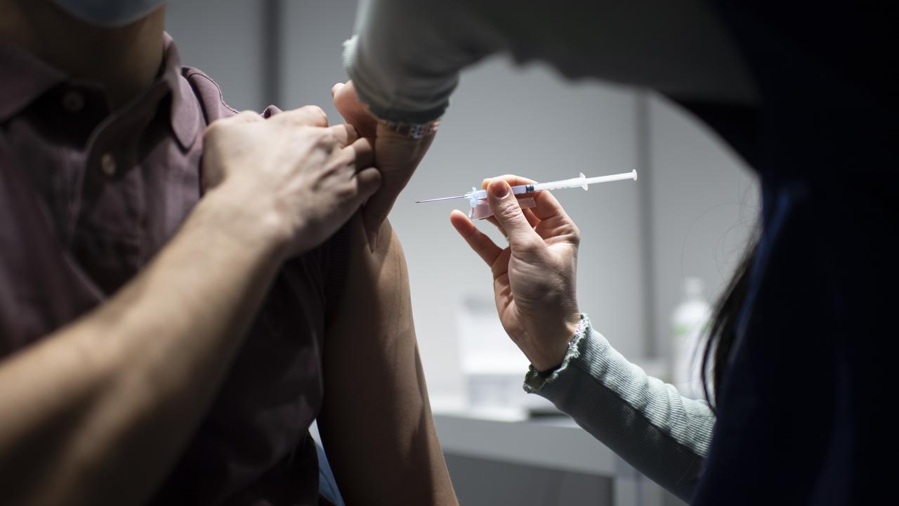 Un homme se fait administrer le vaccin contre le Covid à Altstätten (SG) le 8 novembre 2021. [Keystone - Gian Ehrenzeller]