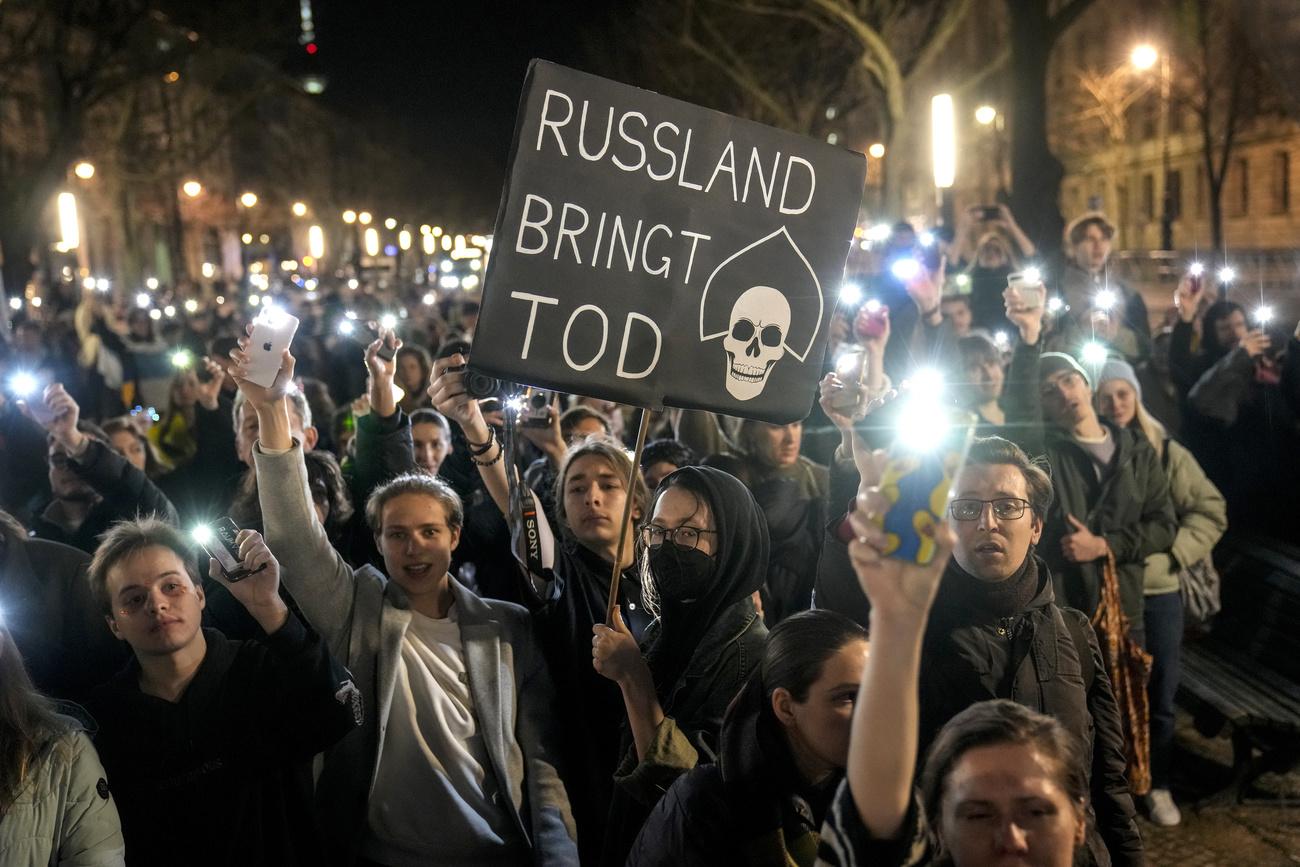 Manifestations après la mort d'Alexeï Navalny devant l'ambassade russe à Berlin en Allemagne [KEYSTONE - EBRAHIM NOROOZI]