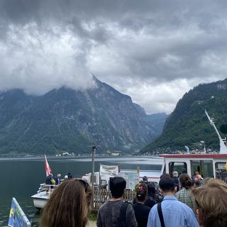 File d'attente pour le bateau pour Hallstatt.
Photo transmise par la prod pour l'émission La Belle Echappée du 19.09.24 [RTS - Isaure Hiace]