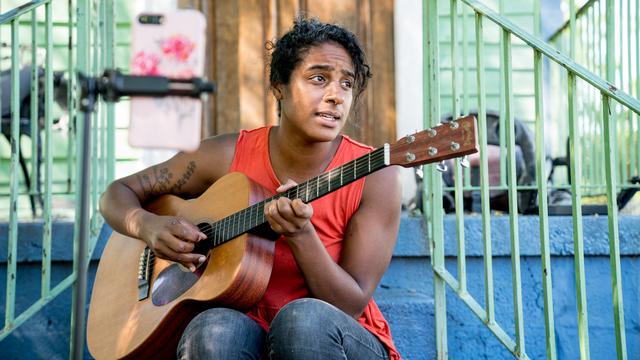 La musicienne et chanteuse Leyla McCalla devant sa maison à La Nouvelle-Orléans. [AFP - Claire Bangser]