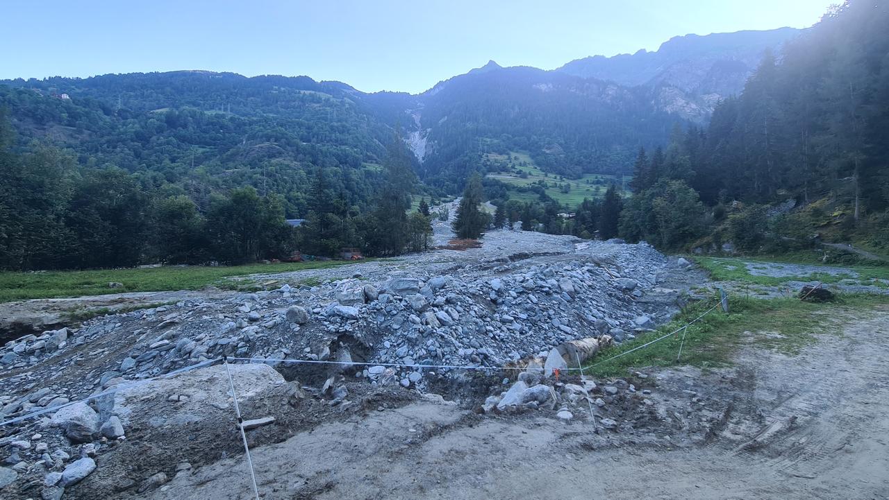 Image des laves torrentielles qui bloquent les routes d'accès au Haut Val de Bagnes. [RTS - Emilien Verdon]