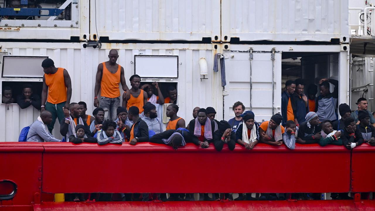 Des migrants secourus par le navire-ambulance Ocean Viking Ocean lors d'une sauvetage en août 2023. [EPA/Keysont - Ciro Fusco]