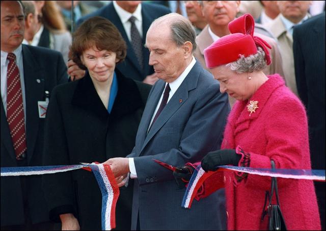 François Mitterrand et la reine Elisabeth II inaugurant le tunnel sous la Manche en 1994 à Coquelles, dans le nord de la France. [afp - Gérard Fouet]