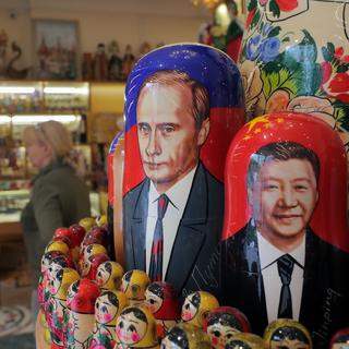 Des poupées russes, ou matriochkas, à l'image de Vladimir Poutine et Xi Jinping à Moscou. [Keystone/EPA - maxim Shipenkov]