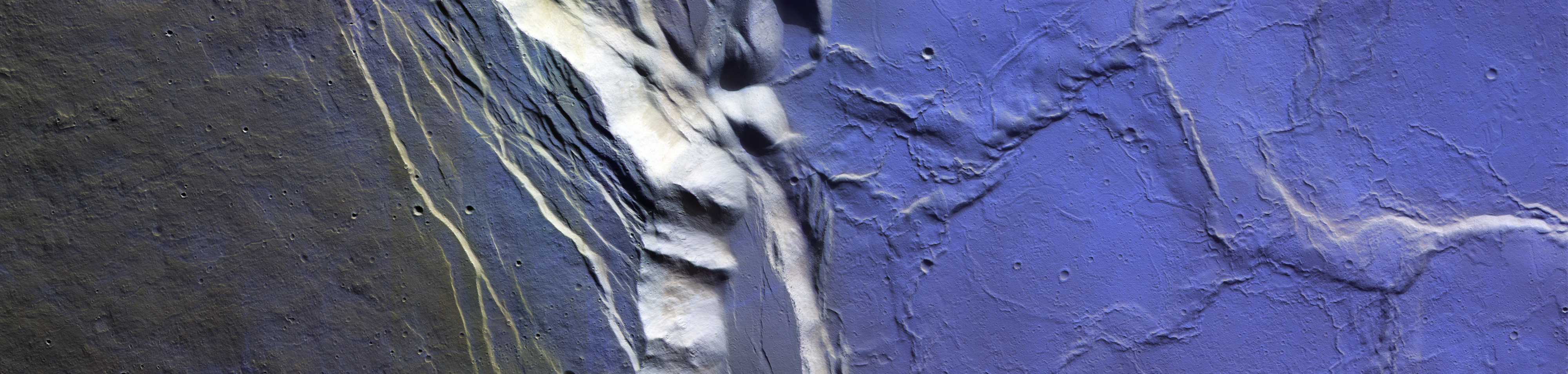 Image couleur à haute résolution (4,5 m/pixel) prise par CaSSIS du givre sur le fond de la caldeira et le bord nord de l'Olympus Mons. Il n'y a pas de givre sur les pentes abruptes bien éclairées. [CC-BY-SA 3.0 IGO/ESA - TGO/CaSSIS]