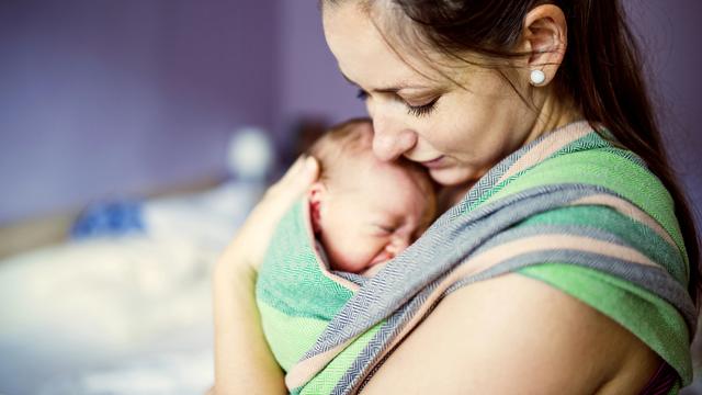 La "méthode kangourou" consiste, pour la maman, à porter son bébé contre elle, au niveau de la poitrine, peau contre peau, toute la journée. [Depositphotos - halfpoint]