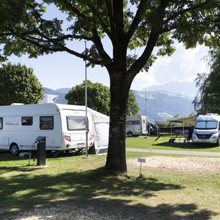 Un camping au bord du lac de Thoune. [Keystone - Gaetan Bally]