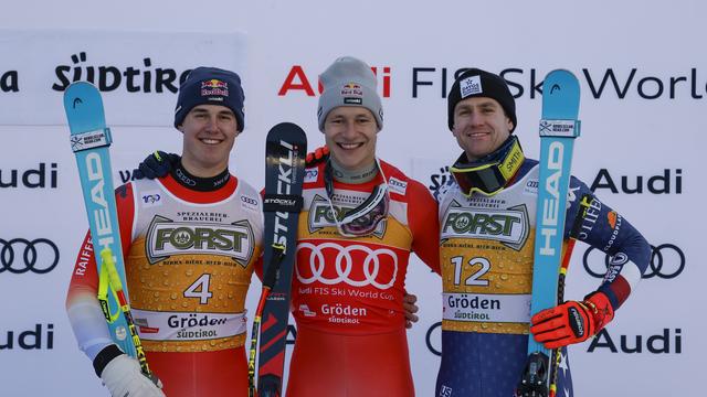 Marco Odermatt (centre) et Franjo von Allmen (gauche) ont brillé sur la Saslong. [KEYSTONE - ALESSANDRO TROVATI]