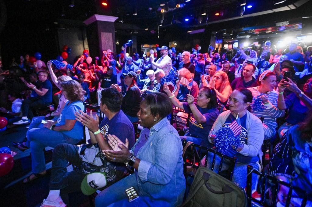 Des personnes assistent à une soirée électorale démocrate à Orlando, en Floride, le 5 novembre 2024. [AFP - MIGUEL J. RODRIGUEZ CARRILLO]