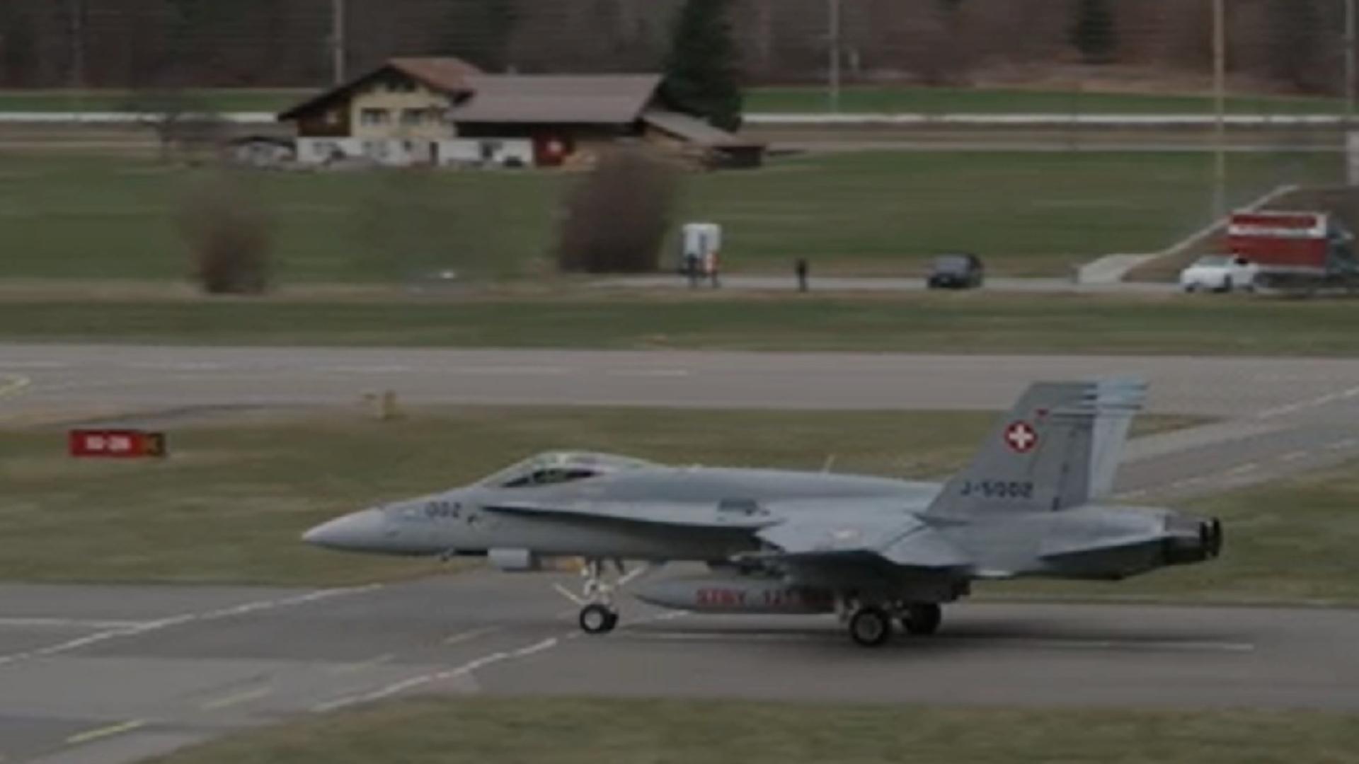 Un avion militaire sur la piste de l'aéroport de Meiringen. [RTS]